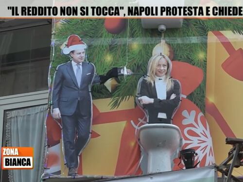 Conte babbo Natale, Meloni gettata via. L'installazione choc a Napoli