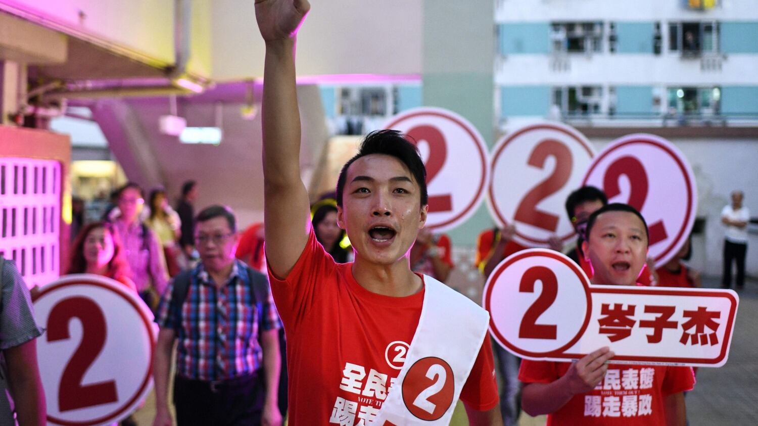 Tsunami democratico nel voto di Hong Kong. "Messaggio alla Cina"