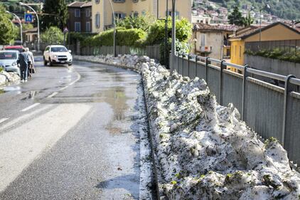 Maltempo a Nembro: le strade ricoperte di grandine 1