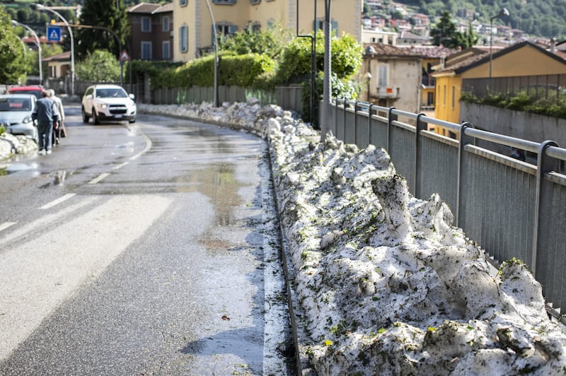Maltempo a Nembro: le strade ricoperte di grandine 1