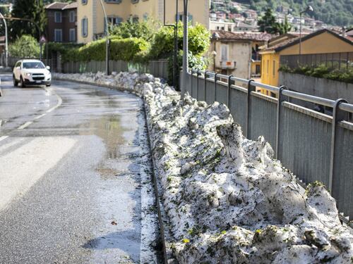 Maltempo a Nembro: le strade ricoperte di grandine