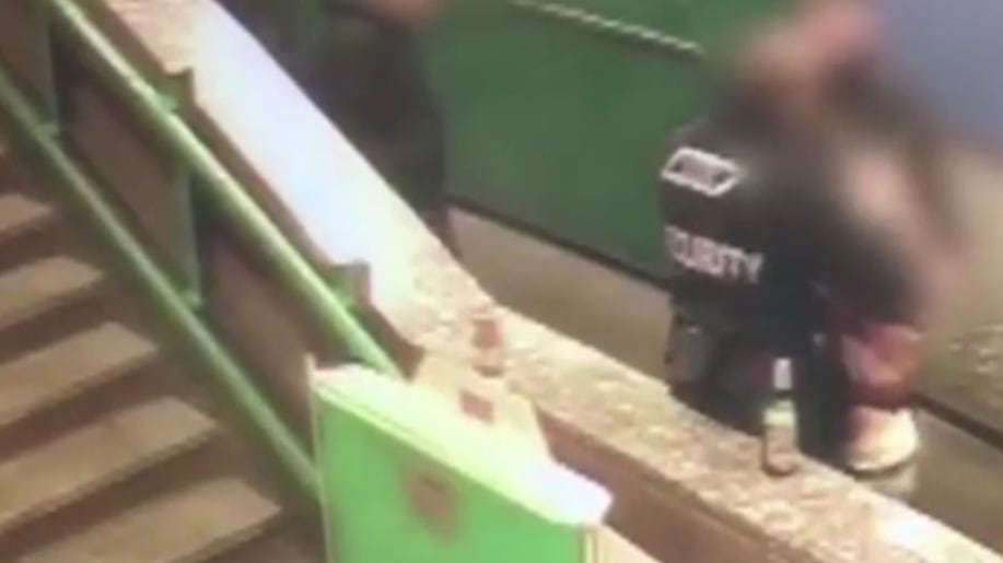 Beve birra in metro, due vigilantes di Atm bloccano e mettono a terra una donna