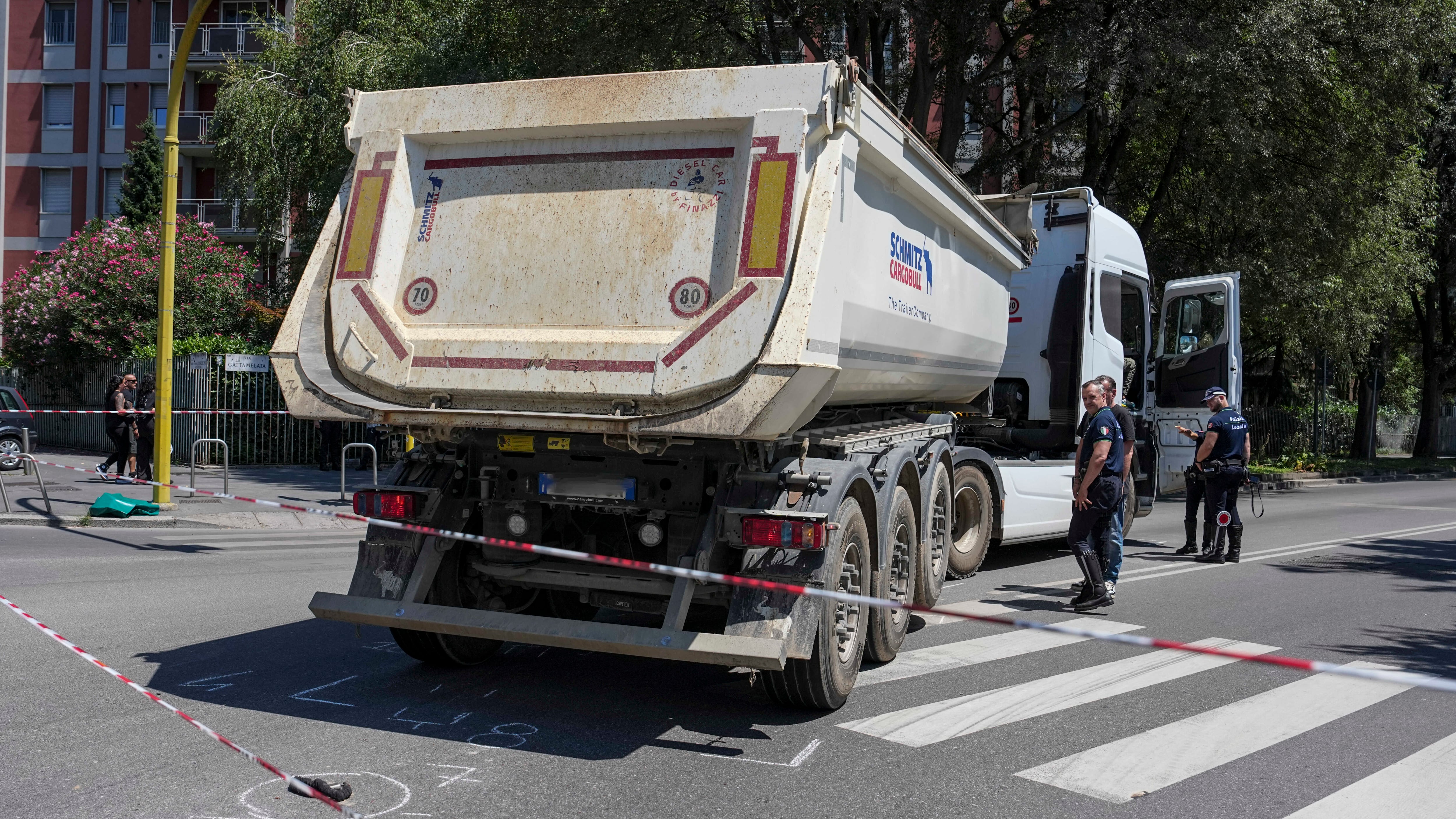 Bici travolta dal camion. Muore donna di 67 anni