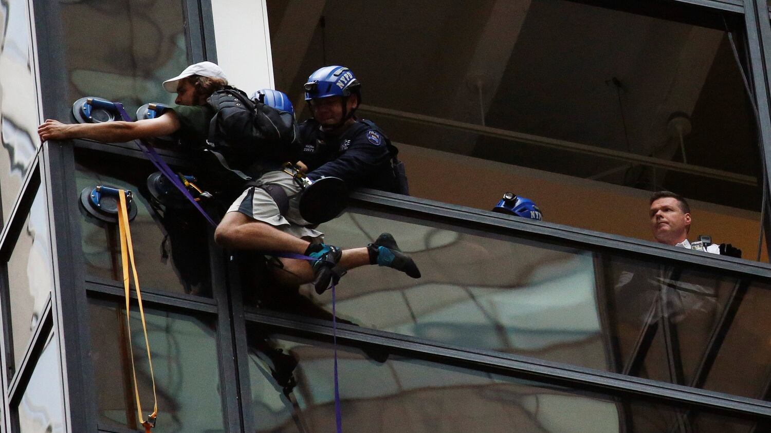 "Voglio parlare con Donald". E così scala la Trump Tower