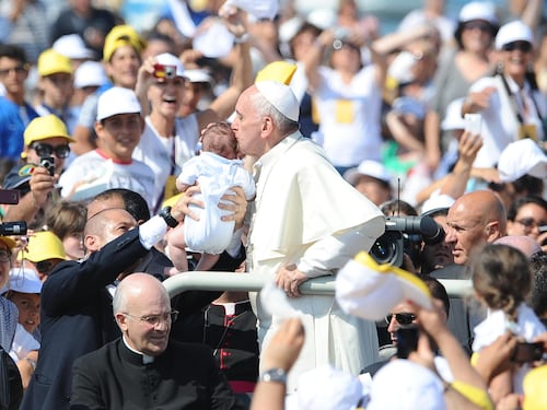 Bergoglio riforma la giustizia: pene dure per tutelare i minori