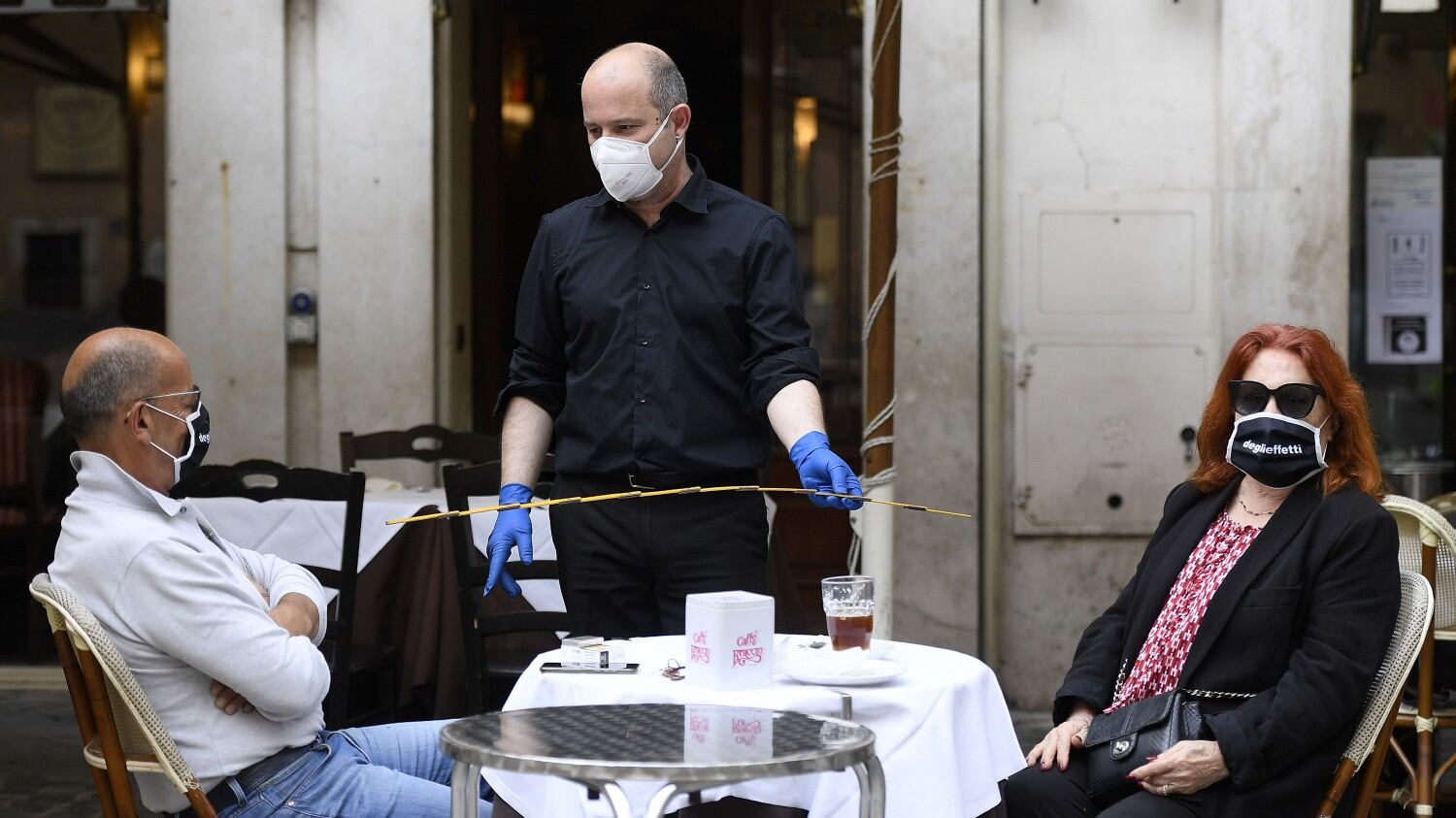 Covid, i virologi cambiano idea: "Il metro di distanza non serve"