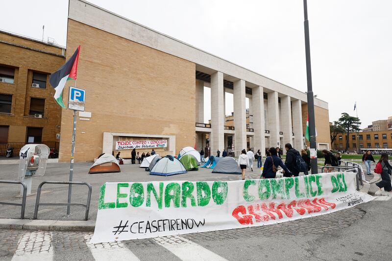 Tende anti-Israele alla Sapienza: il campeggio dei collettivi rossi 8