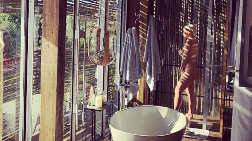 Icardi-Nara hot in vacanza: il capitano dell'Inter pubblica la foto di Wanda nuda