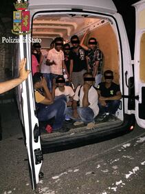I migranti stipati nei camion 1