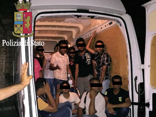 I migranti stipati nei camion