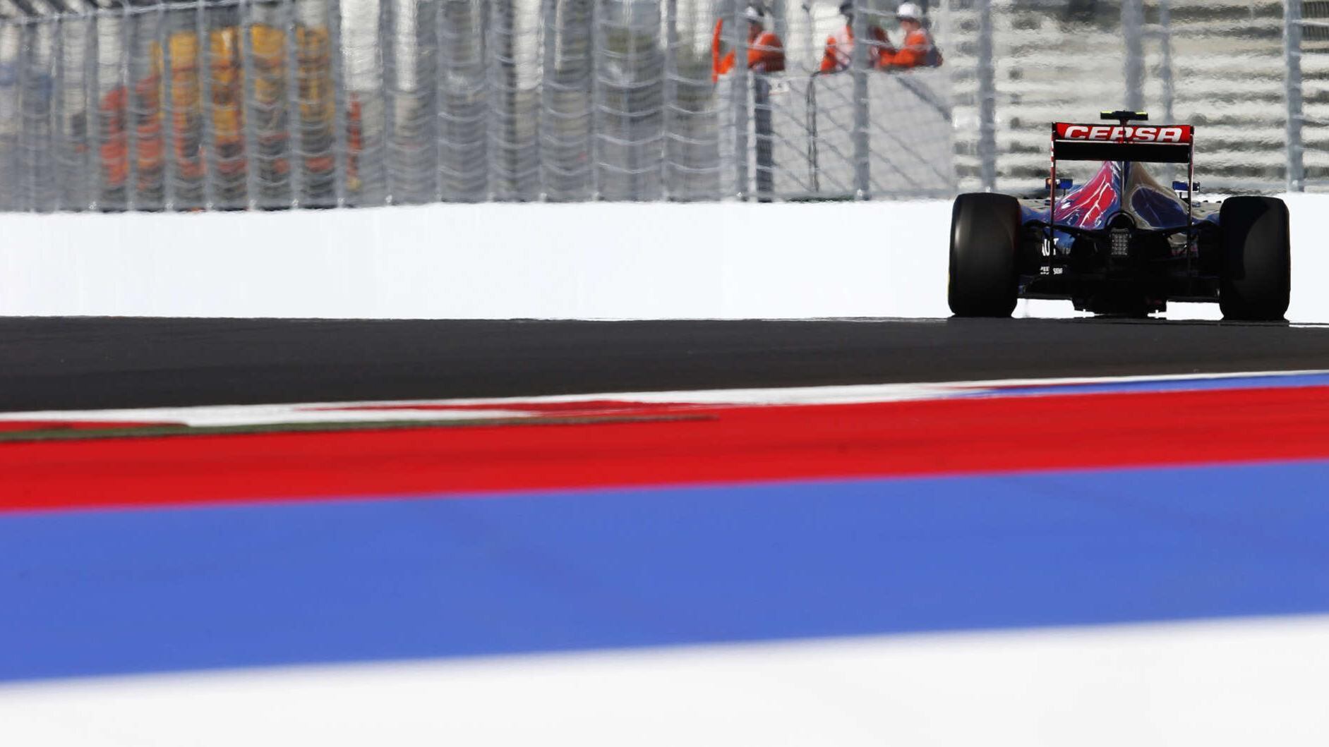 Toh, si corre in Russia e un russo vola. Lewis pole, Kvyat è 5°