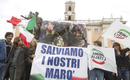 Marò tolti dal Campidoglio: scatta la protesta contro Marino 11