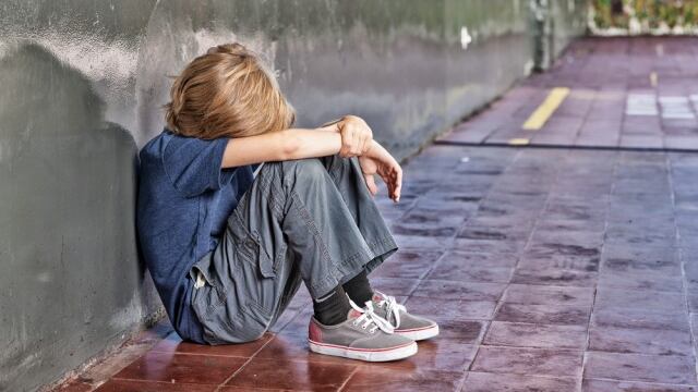 Valbisagno, bambino aggredito e rasato da due bulli mentre va a scuola