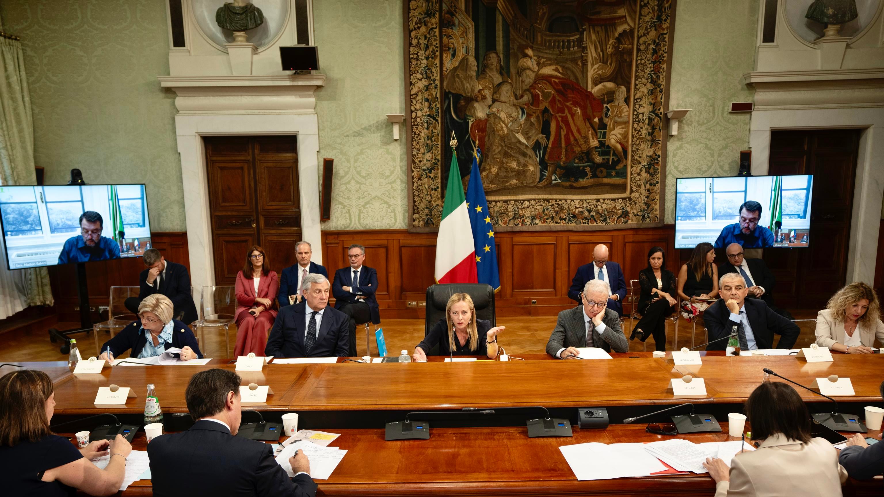 Salario minimo, il governo riscrive la proposta dell'opposizione: cosa cambia