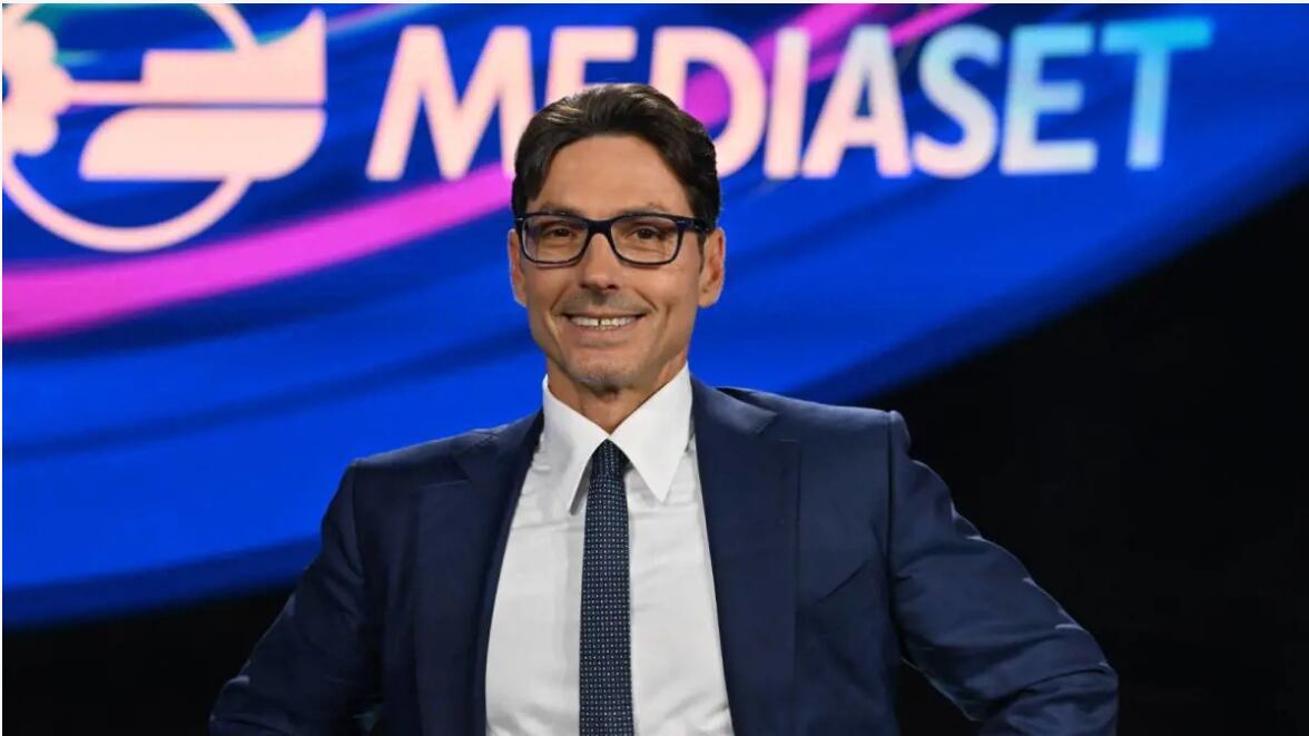 Pier Silvio Berlusconi celebra “Amici” e manda un messaggio alla De Filippi: “È molto più di un programma, siamo orgogliosi”