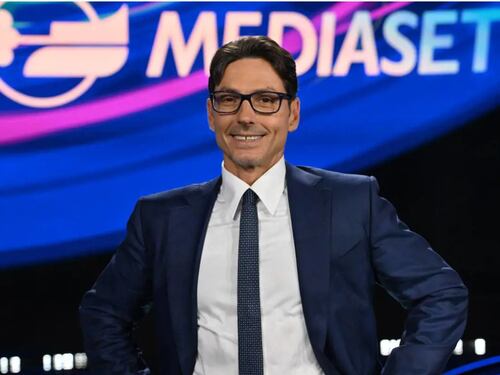 Pier Silvio Berlusconi celebra “Amici” e manda un messaggio alla De Filippi: “È molto più di un programma, siamo orgogliosi”