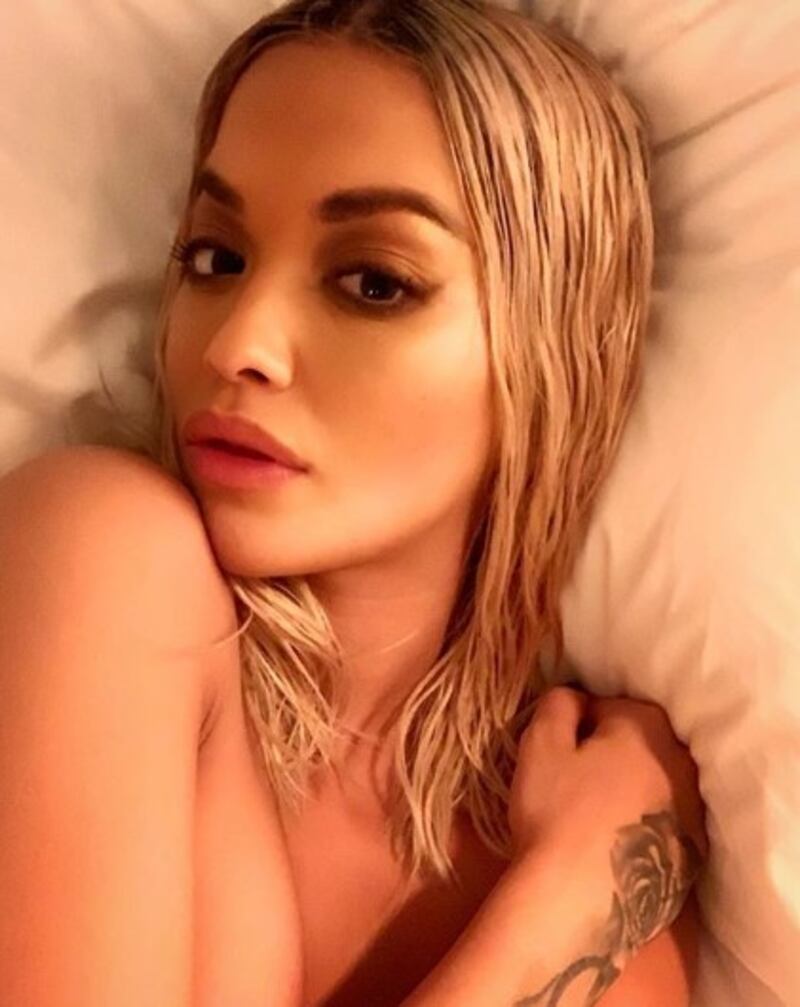 Rita Ora, il costume è sexy 11