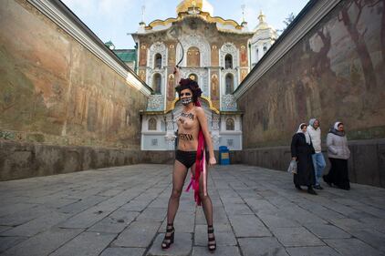 Kiev, attiviste Femen nude contro Ianukovich 6