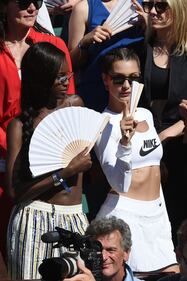 Bella Hadid sexy: la maglia mostra tutto 5