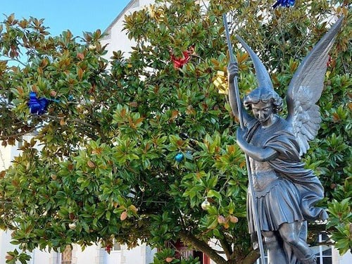"Abbattete quella statua". Ora la Francia fa la battaglia ai santi cristiani
