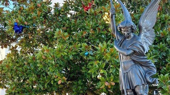 "Abbattete quella statua". Ora la Francia fa la battaglia ai santi cristiani