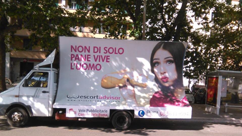 Spuntano cartelloni pubblicitari di un sito di escort: l'ira dei cattolici