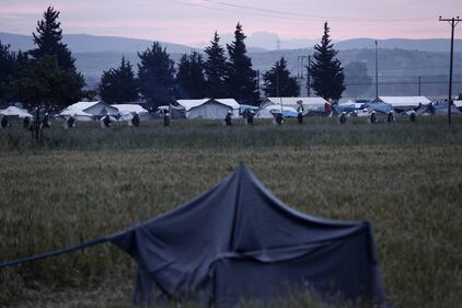 Gli immigrati lasciano il campo profughi di Idomeni 3