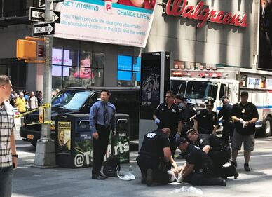 Auto travolge i pedoni a Times Square 7