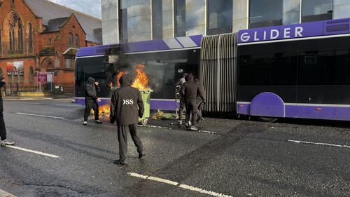 Belfast in rivolta: le immagini delle proteste anti migranti 10