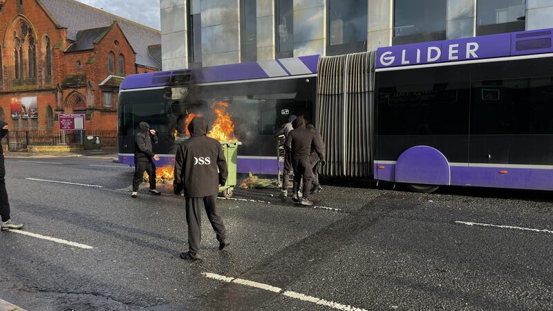 Belfast in rivolta: le immagini delle proteste anti migranti 10