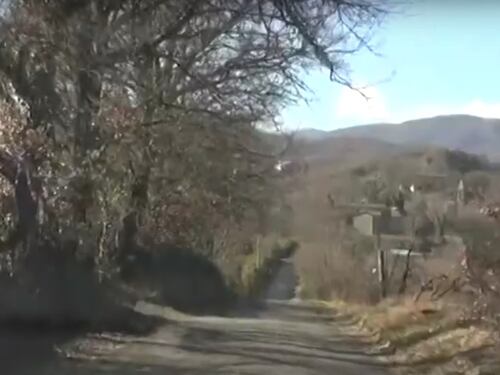 Tagliano la strada a un 70enne, lo pestano e rubano il telefono