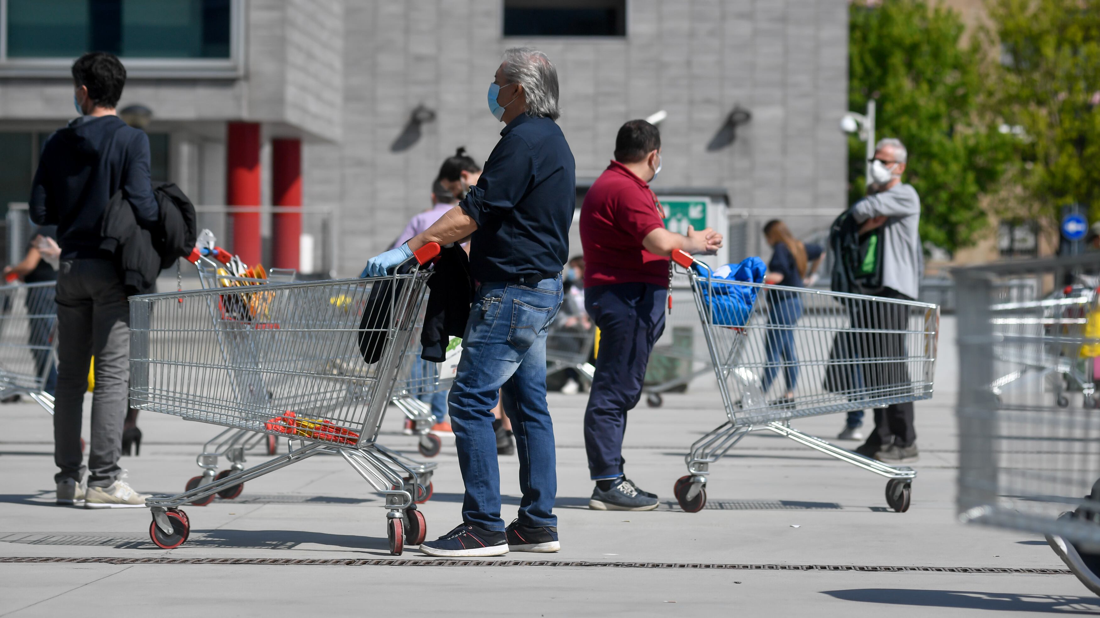 Il virus sui carrelli e i pos: come ci si contagia ai supermercati