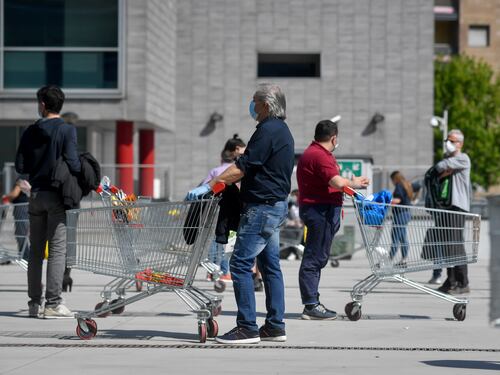 Il virus sui carrelli e i pos: come ci si contagia ai supermercati