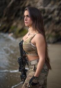 L'ex soldatessa israeliana in pose sexy con le sue armi 8