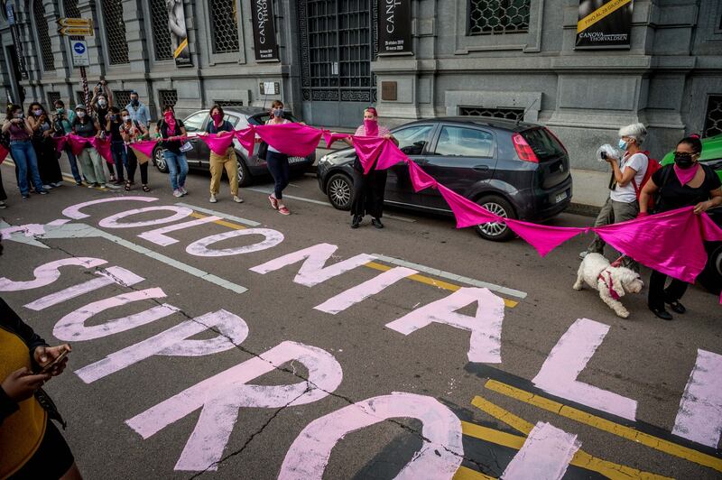 Femministe in piazza a Milano contro Montanelli 2