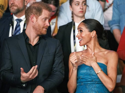 "Capisco le paure di Carlo…" Bordata del papà contro Meghan Markle