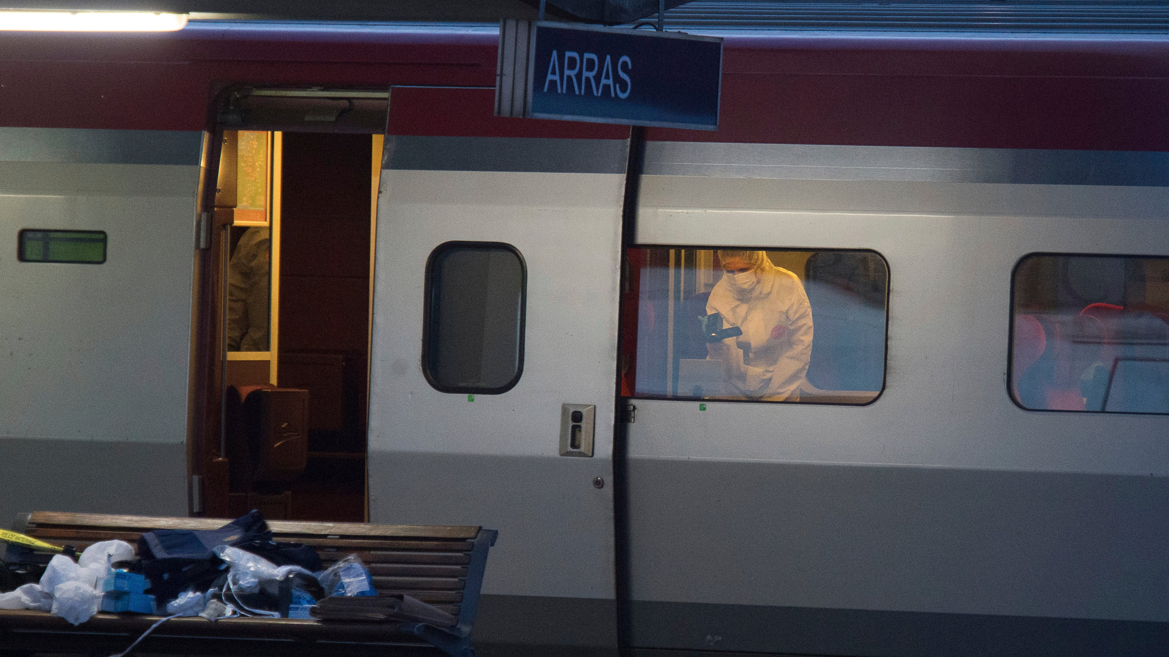 Le armi d’assalto e gli attentatori di Parigi: così tre giovani salvarono 554 persone