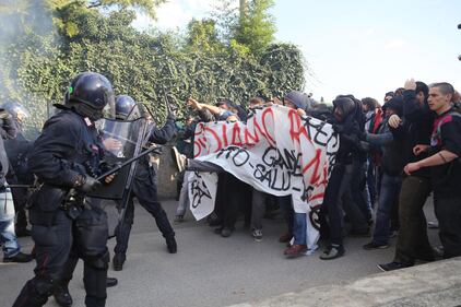 Renzi a Brescia: scontri tra polizia e antagonisti 1