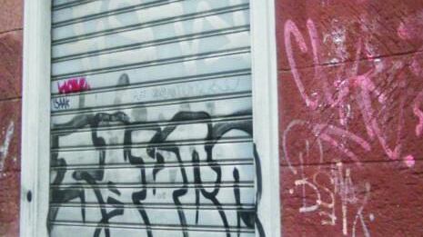 I milanesi ripuliscono l'«arte» dei graffitari