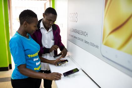 In Uganda apre la prima fabbrica di cellulari 13