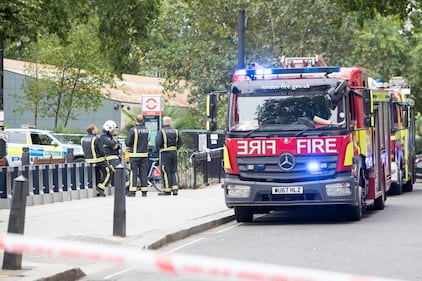Londra, auto contro parlamento