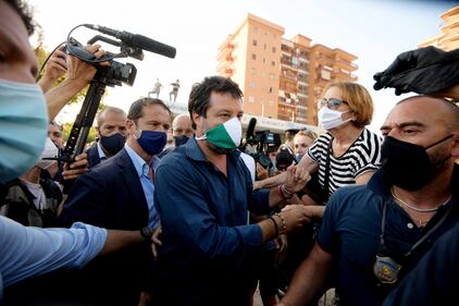 Matteo Salvini contestato a Mondragone, un ferito  10