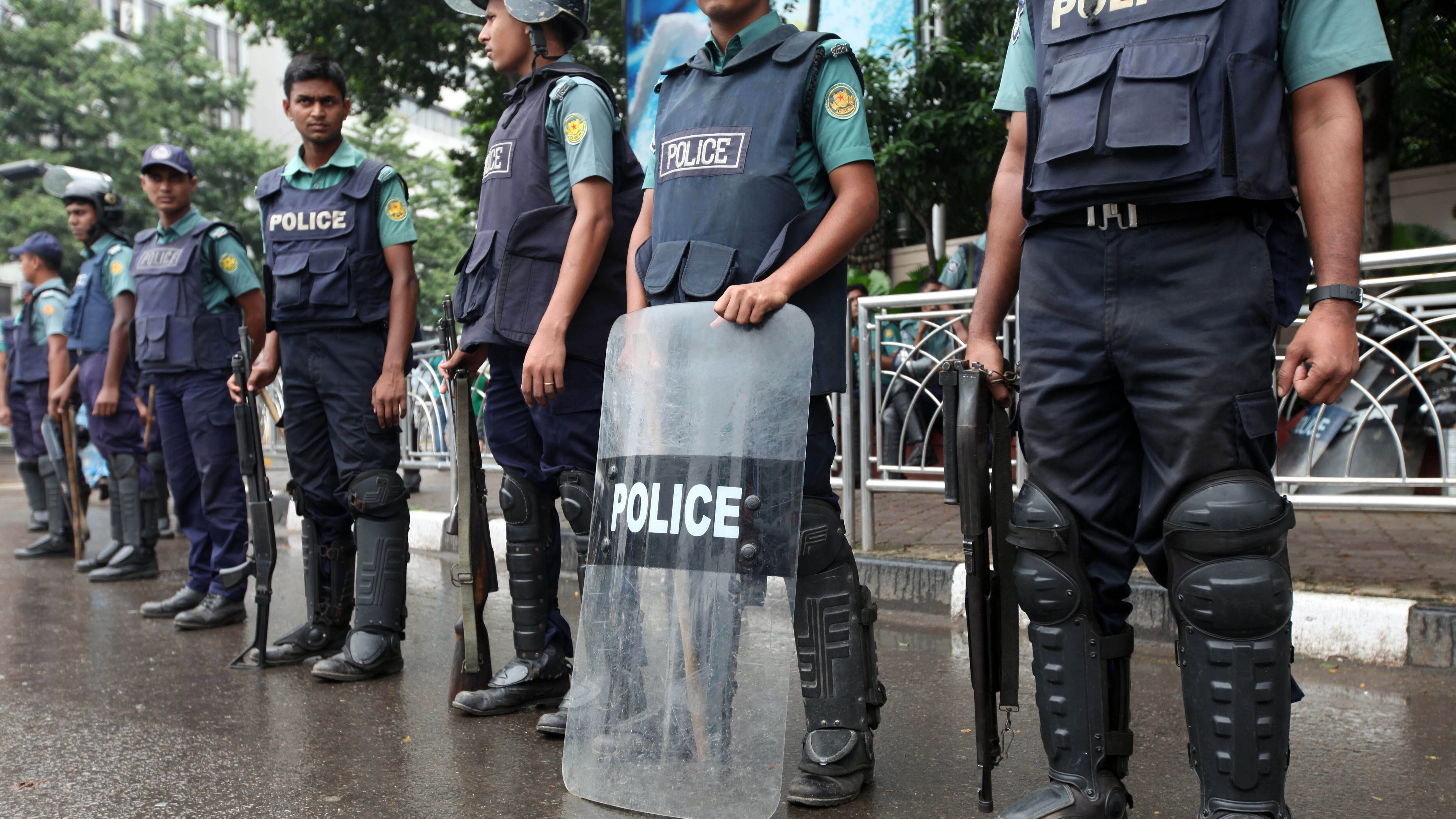 Bangladesh, docente vieta il velo integrale agli esami: ucciso a colpi di machete