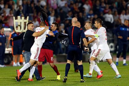 Serbia-Albania, la bandiera del Kosovo scatena la rissa 2