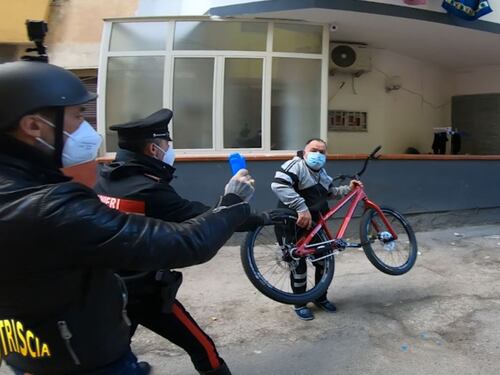 "Attento, la tua vita finisce". Brumotti aggredito nel fortino dei pusher
