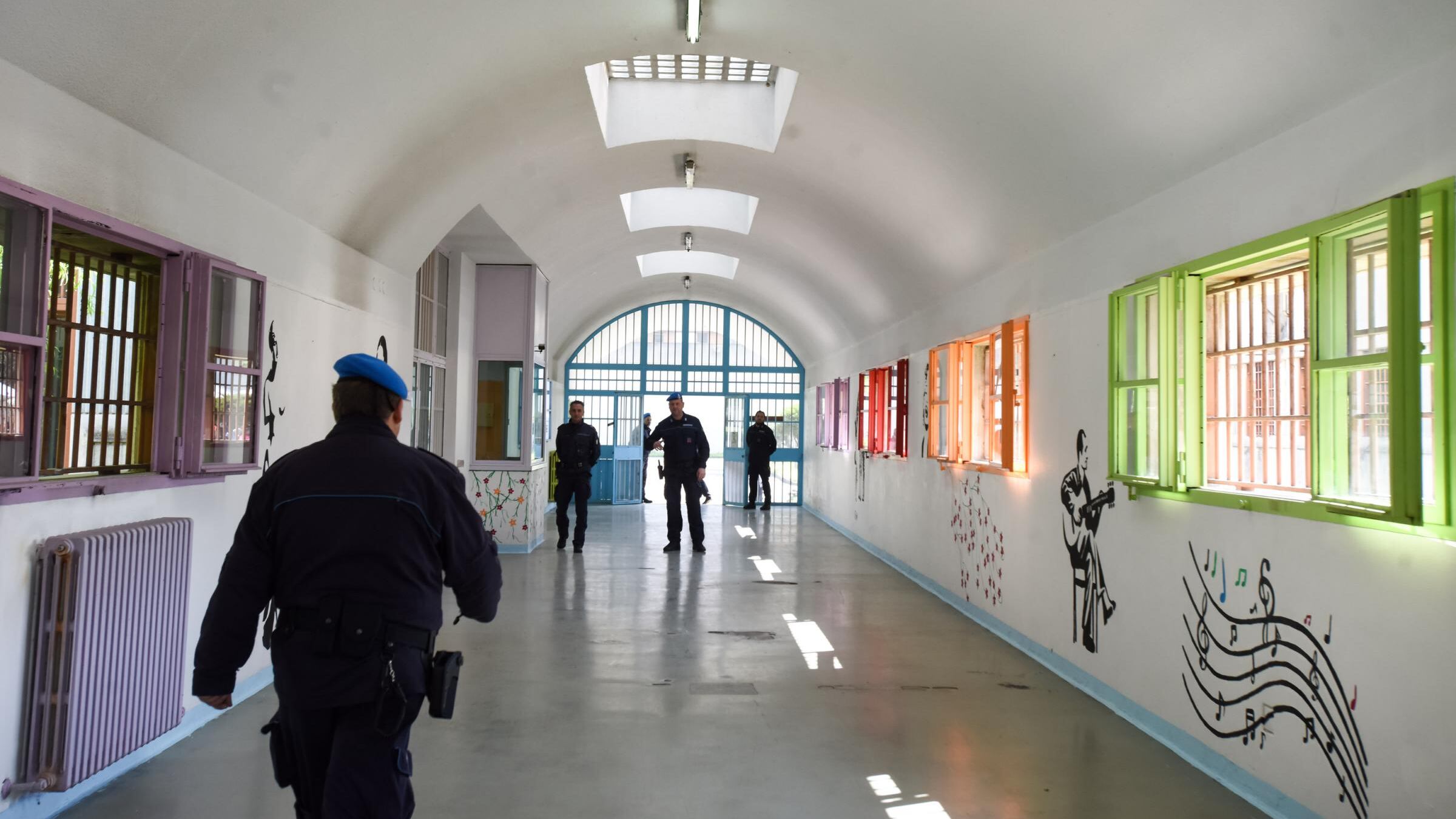 Modena, detenuto straniero ferisce sovrintendente con una lametta