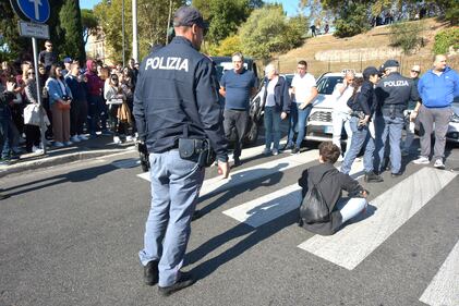 Blitz degli ambientalisti davanti al Colosseo 9