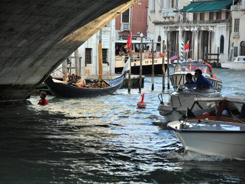 Venezia, le prime fasi del restauro del ponte di Rialto