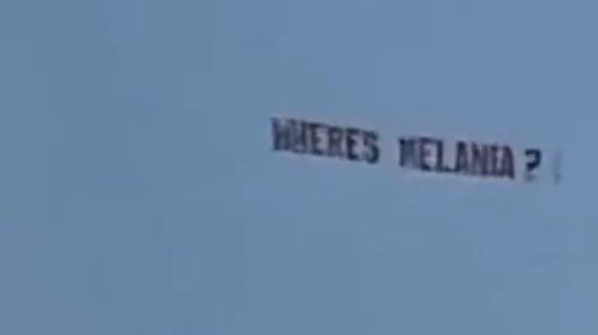 "Dov'è Melania?". In Iowa lo striscione per provocare Trump