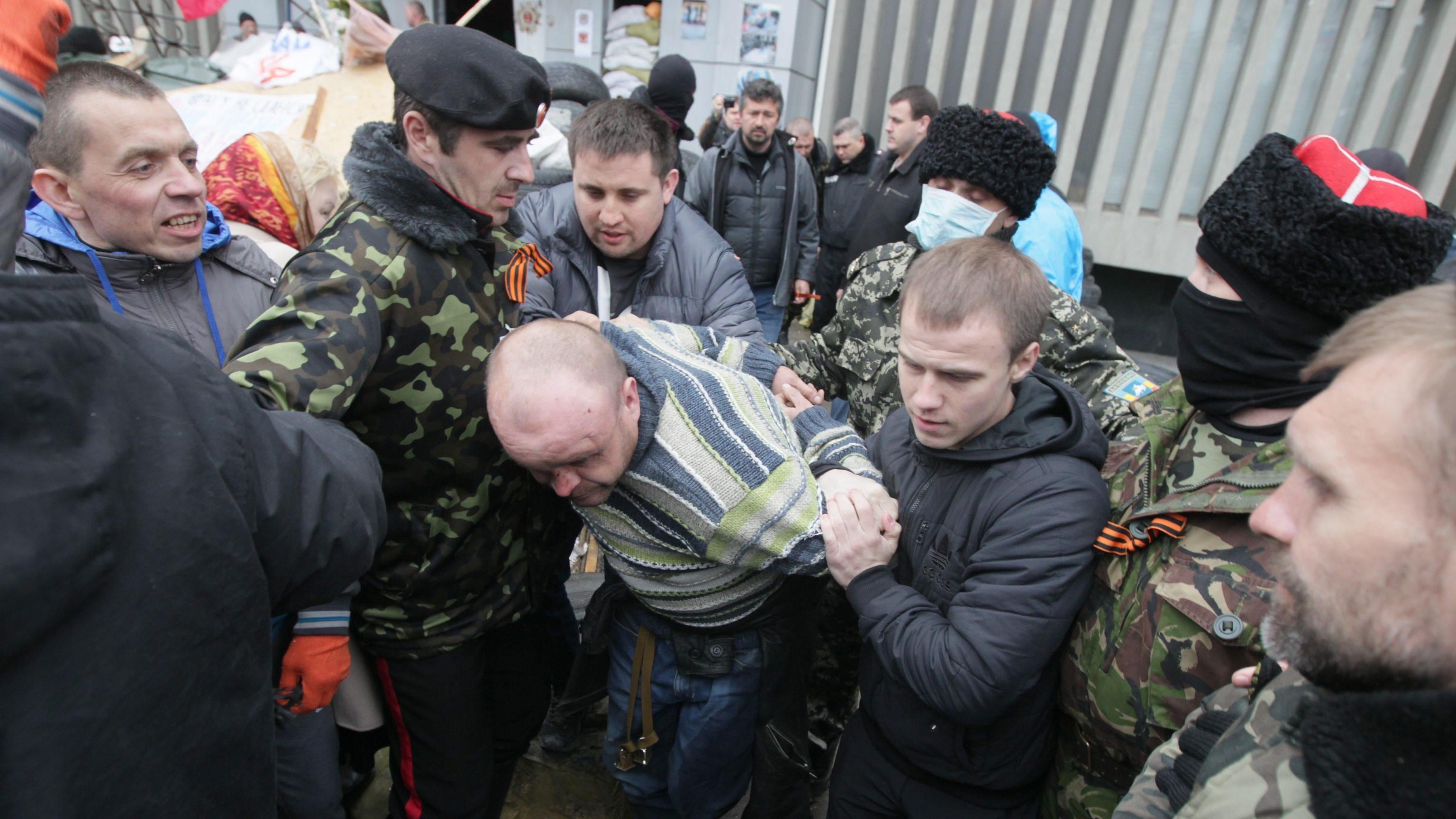 Ucraina, forze speciali contro i filo russi a Slovyansk: morti e feriti